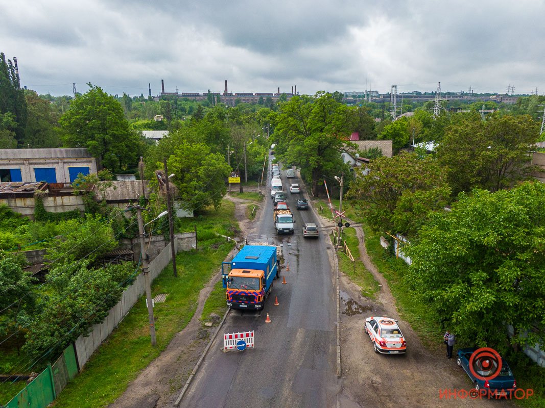 В Днепре на Гвардейской коммунальщики чинят коллектор на проезжей части: движение затруднено 4
