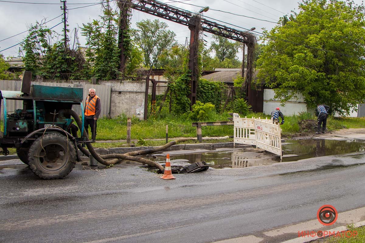 В Днепре на Гвардейской коммунальщики чинят коллектор на проезжей части: движение затруднено 5