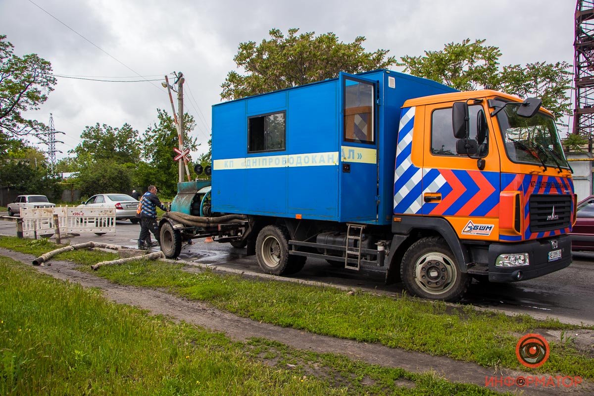 В Днепре на Гвардейской коммунальщики чинят коллектор на проезжей части: движение затруднено 6