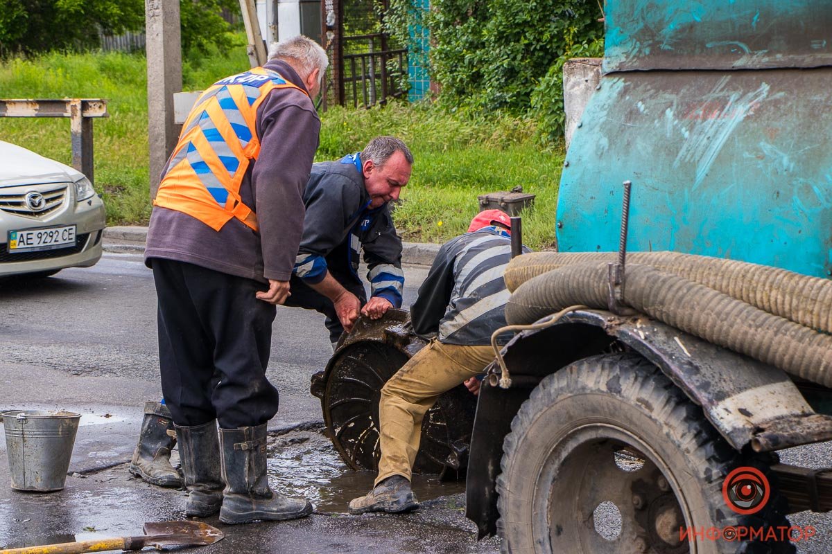 В Днепре на Гвардейской коммунальщики чинят коллектор на проезжей части: движение затруднено 7