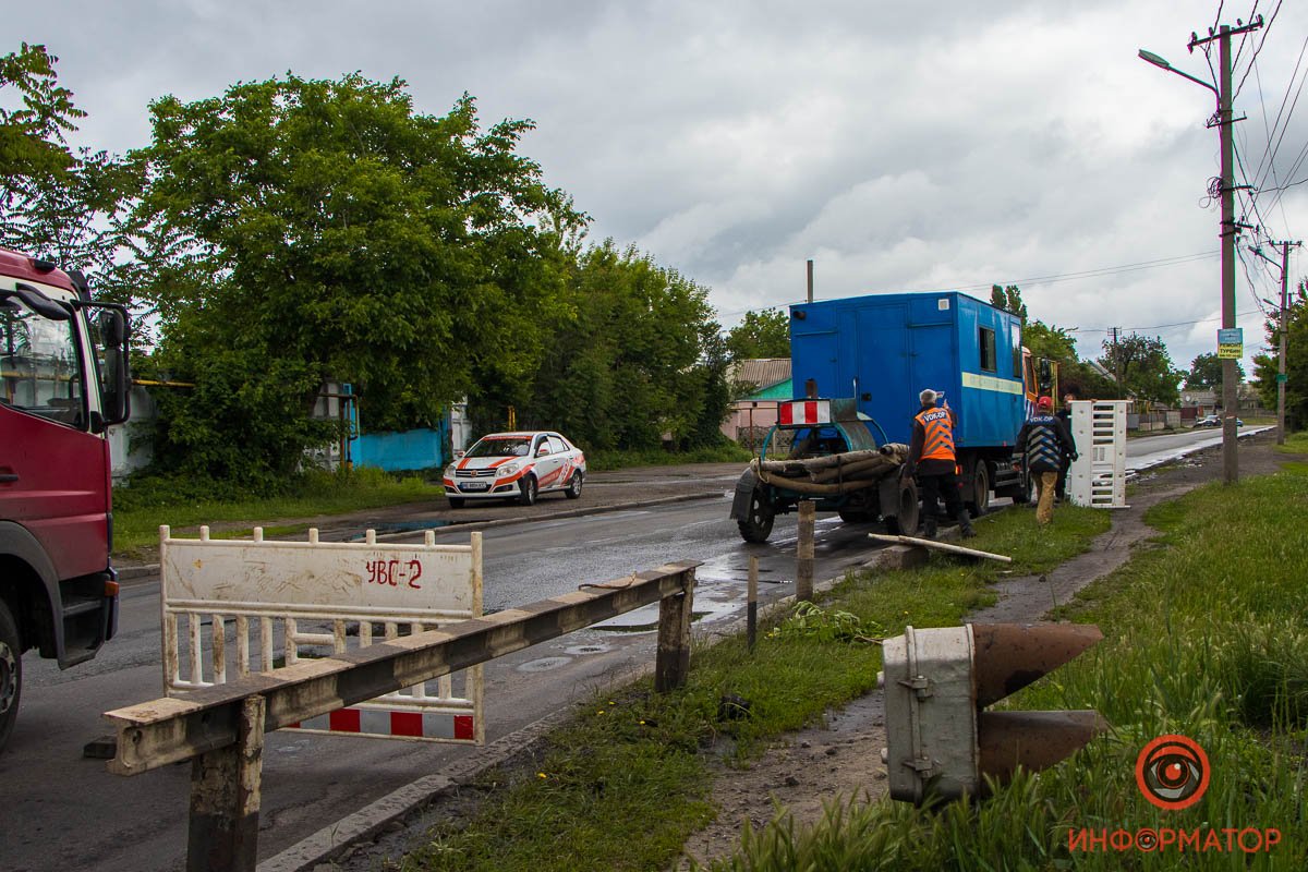 В Днепре на Гвардейской коммунальщики чинят коллектор на проезжей части: движение затруднено 8