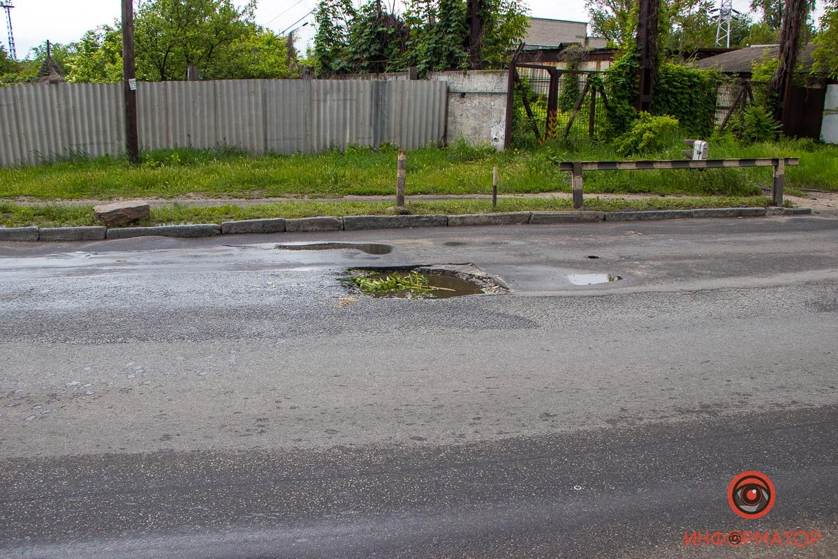 В Днепре на Гвардейской коммунальщики чинят коллектор на проезжей части: движение затруднено 9