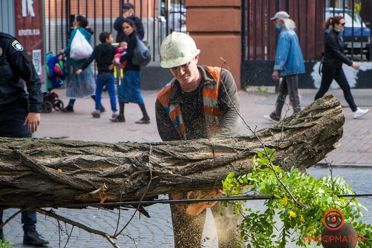 Быстро приехавшие на место сотрудники КП "Днепровский электротранспорт" сразу принялись ликвидировать проблему Быстро приехавшие на место сотрудники КП "Днепровский электротранспорт" сразу принялись ликвидировать проблему