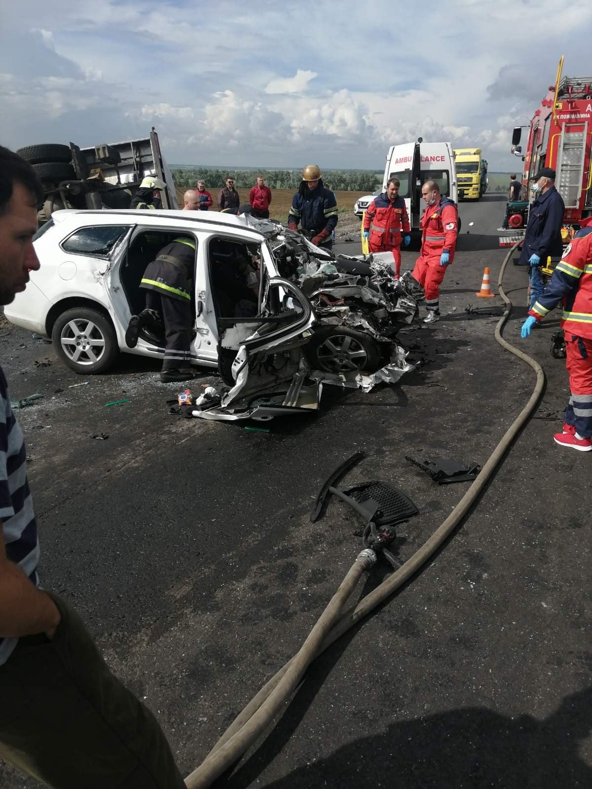 На трассе Днепр - Никополь столкнулись автоцистерна и Opel: пострадала семья с 3-летним ребенком 2