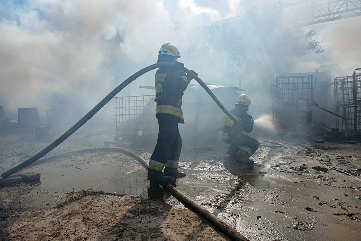 Произошел пожар на территории склада предприятия