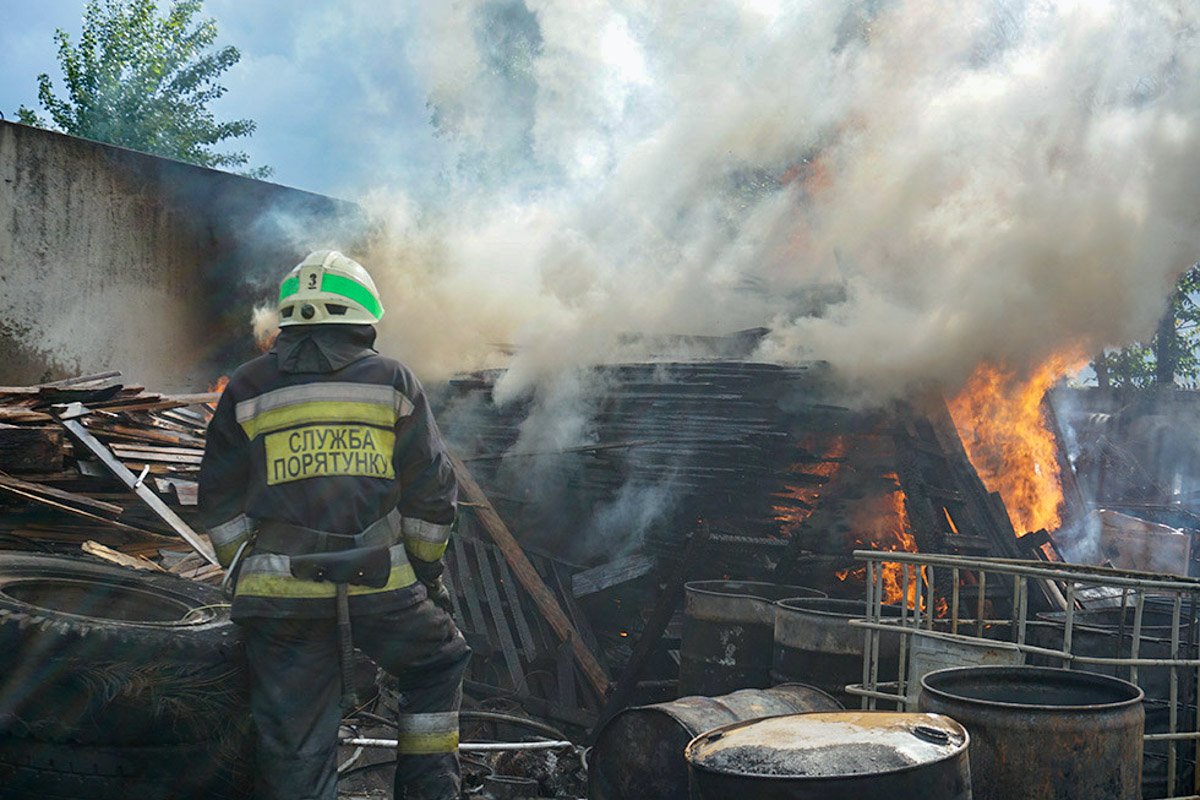 Горели деревянные поддоны, дрова и емкости с жиром