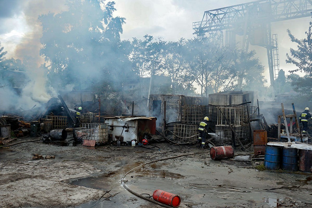 Огнем охватило 100 квадратных метров