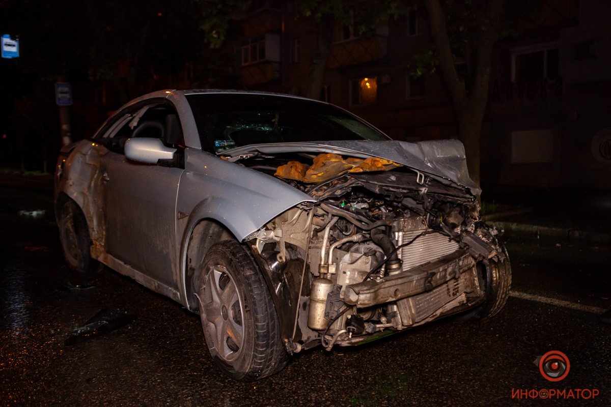 У Renault разбита передняя часть У Renault разбита передняя часть