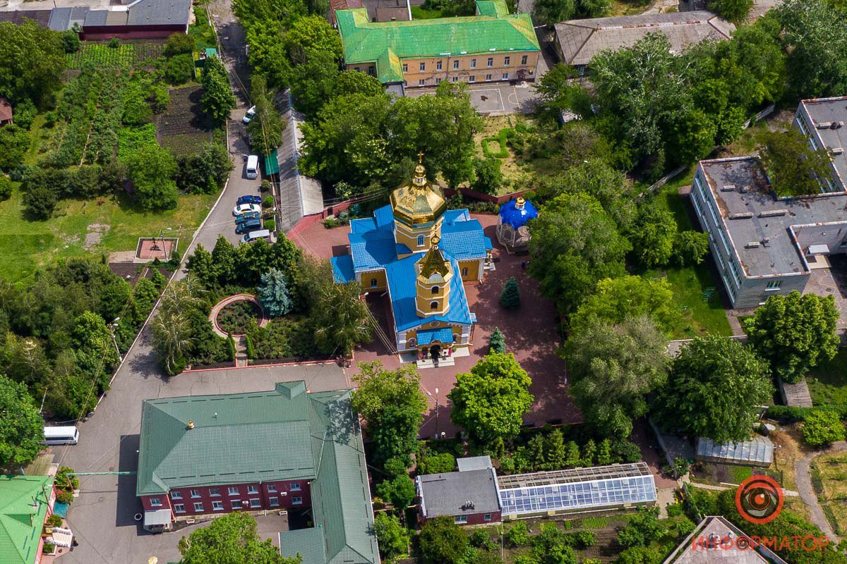 В гуще деревьев прячутся золотые купола соборов В гуще деревьев прячутся золотые купола соборов