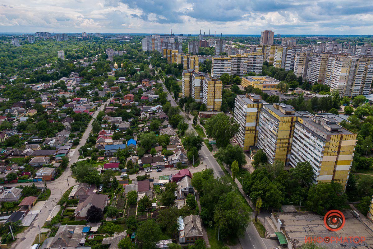 По соседству с частными домами возвышаются многоэтажные великаны По соседству с частными домами возвышаются многоэтажные великаны