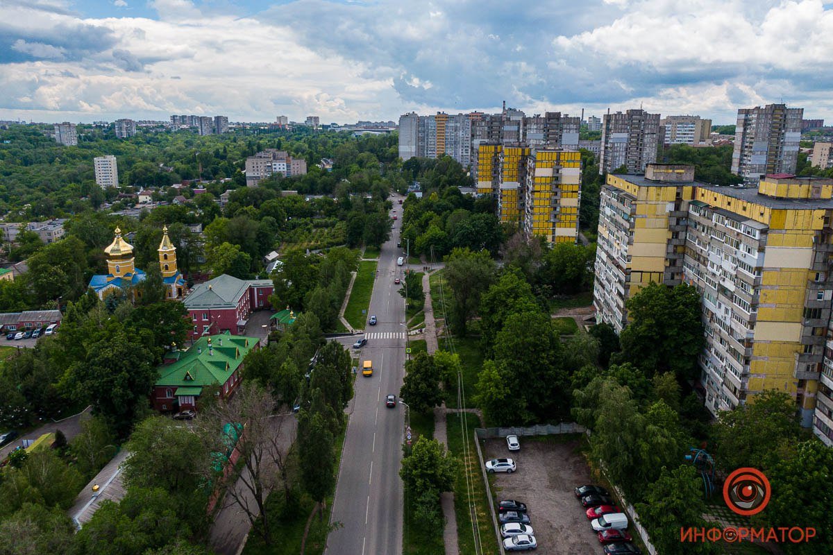 По улицам пролегают серые дорожные артерии города По улицам пролегают серые дорожные артерии города