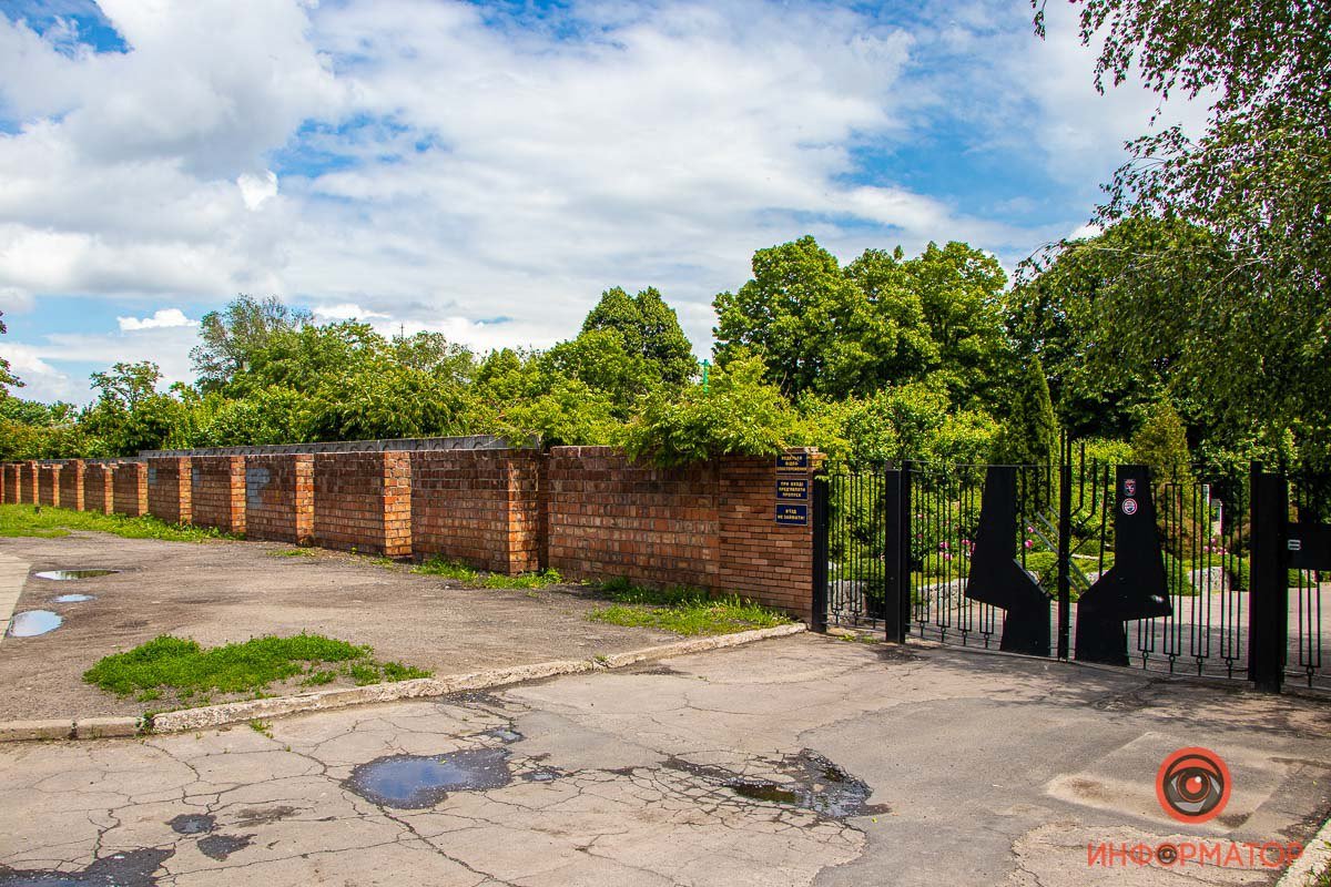 Вдоль тротуаров аккуратными рядами тянутся ограждения Вдоль тротуаров аккуратными рядами тянутся ограждения