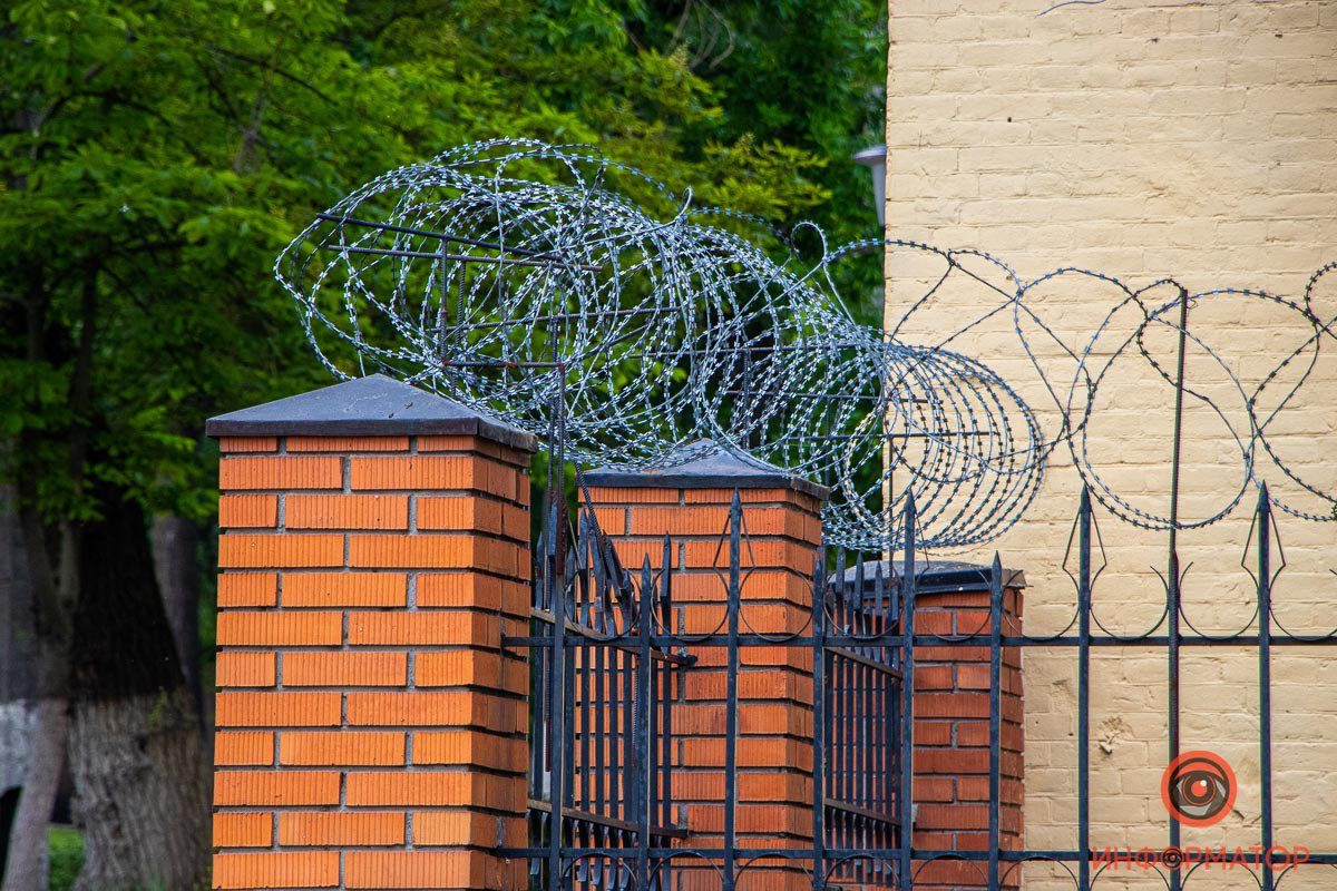 Не все заборы столь уютны Не все заборы столь уютны