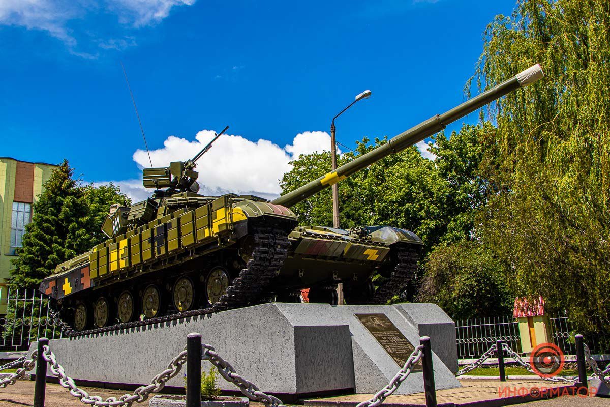 В лучах солнца выглядит особенно торжественно В лучах солнца выглядит особенно торжественно