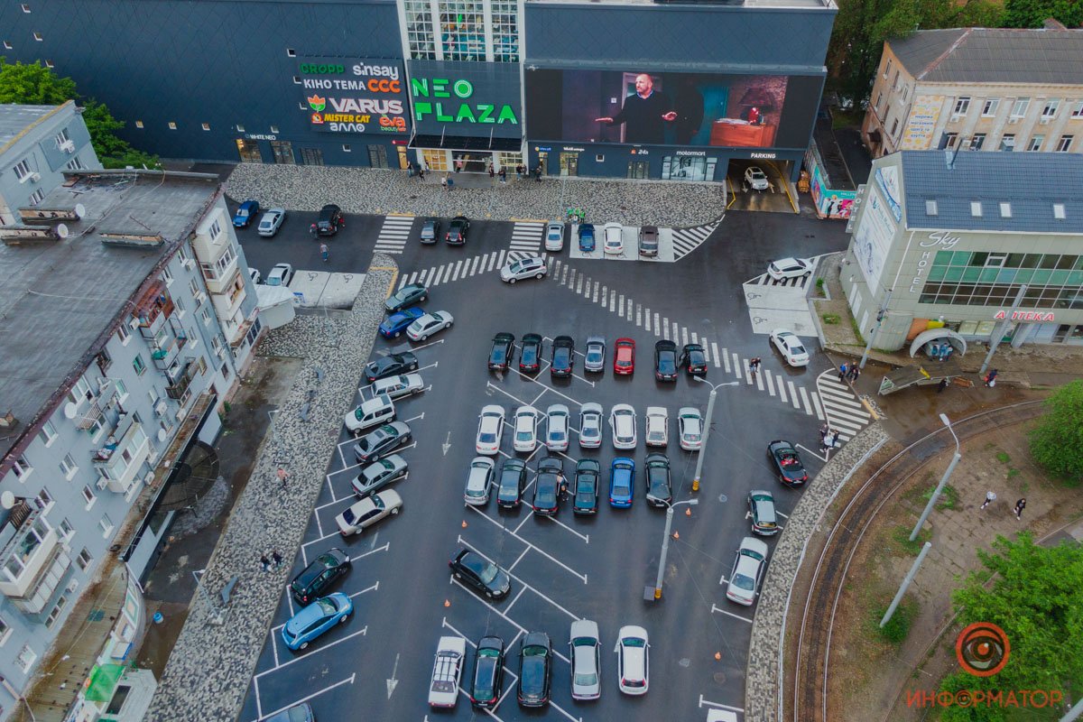 В Днепре на парковке ТРЦ NEO PLAZA по выходным показывают "Автокино": как прошел первый сеанс 1