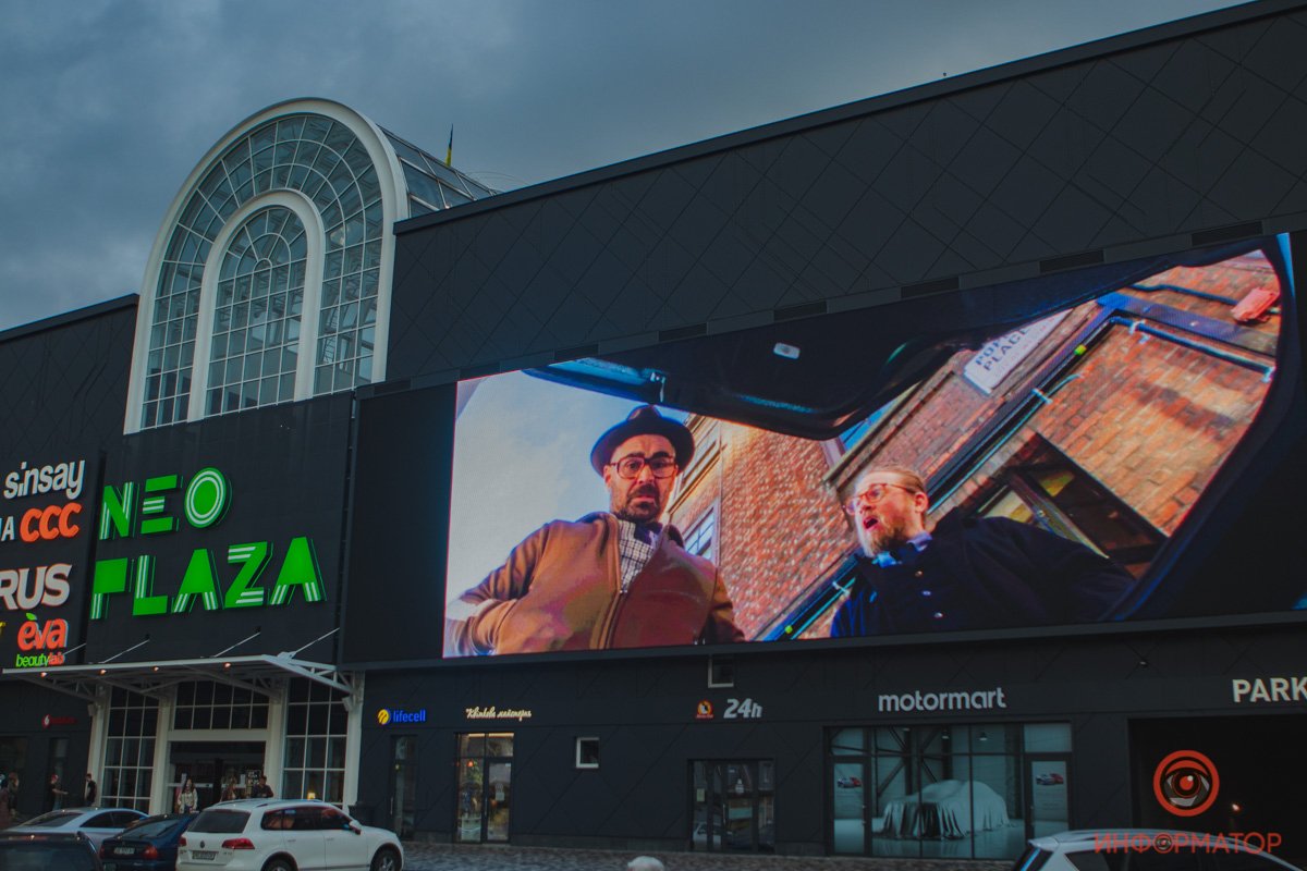 В Днепре на парковке ТРЦ NEO PLAZA по выходным показывают "Автокино": как прошел первый сеанс 2
