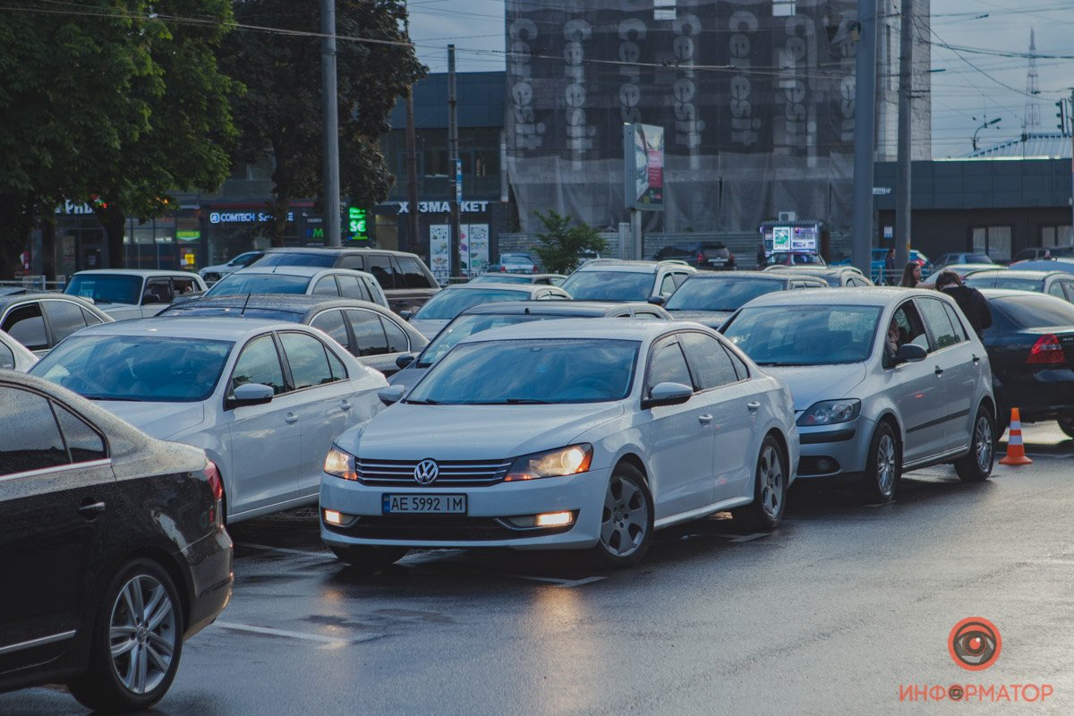 В Днепре на парковке ТРЦ NEO PLAZA по выходным показывают "Автокино": как прошел первый сеанс 3
