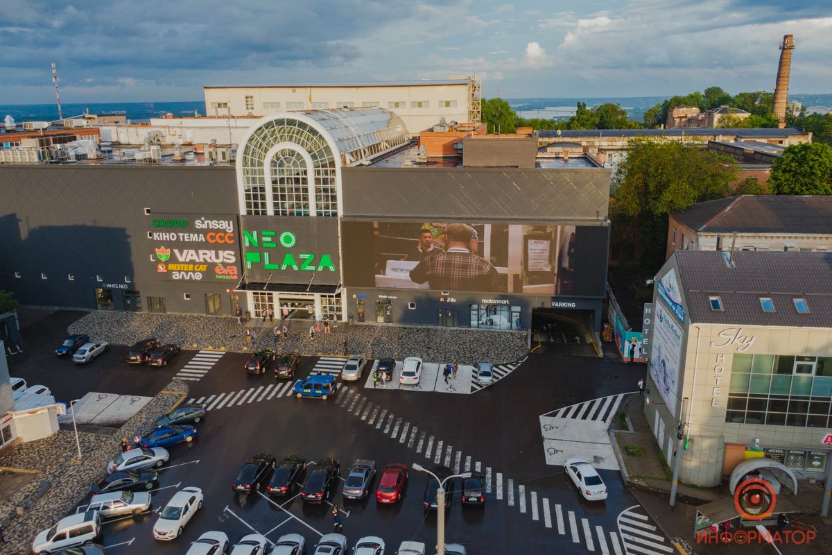 В Днепре на парковке ТРЦ NEO PLAZA по выходным показывают "Автокино": как прошел первый сеанс 4