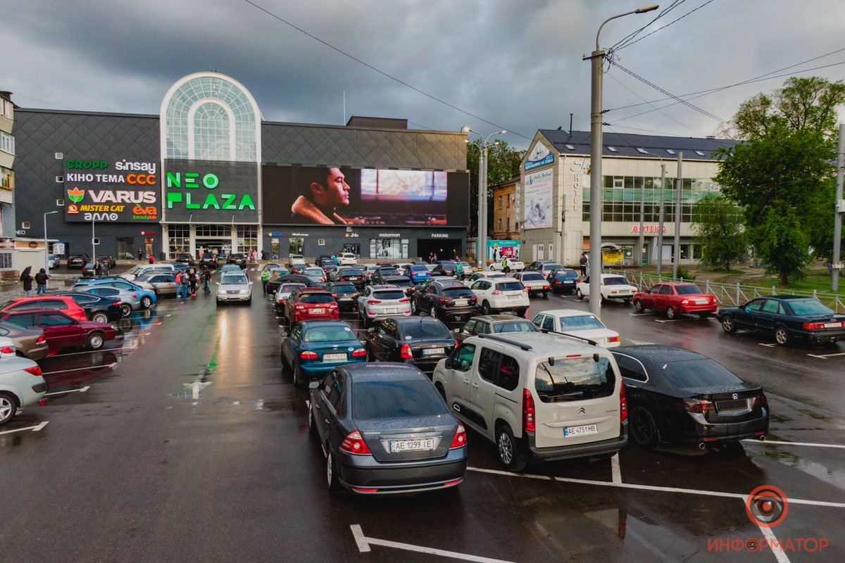 В Днепре на парковке ТРЦ NEO PLAZA по выходным показывают "Автокино": как прошел первый сеанс 5