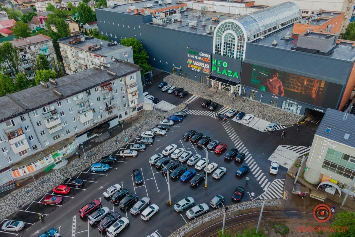 В Днепре на парковке ТРЦ NEO PLAZA по выходным показывают "Автокино": как прошел первый сеанс 10