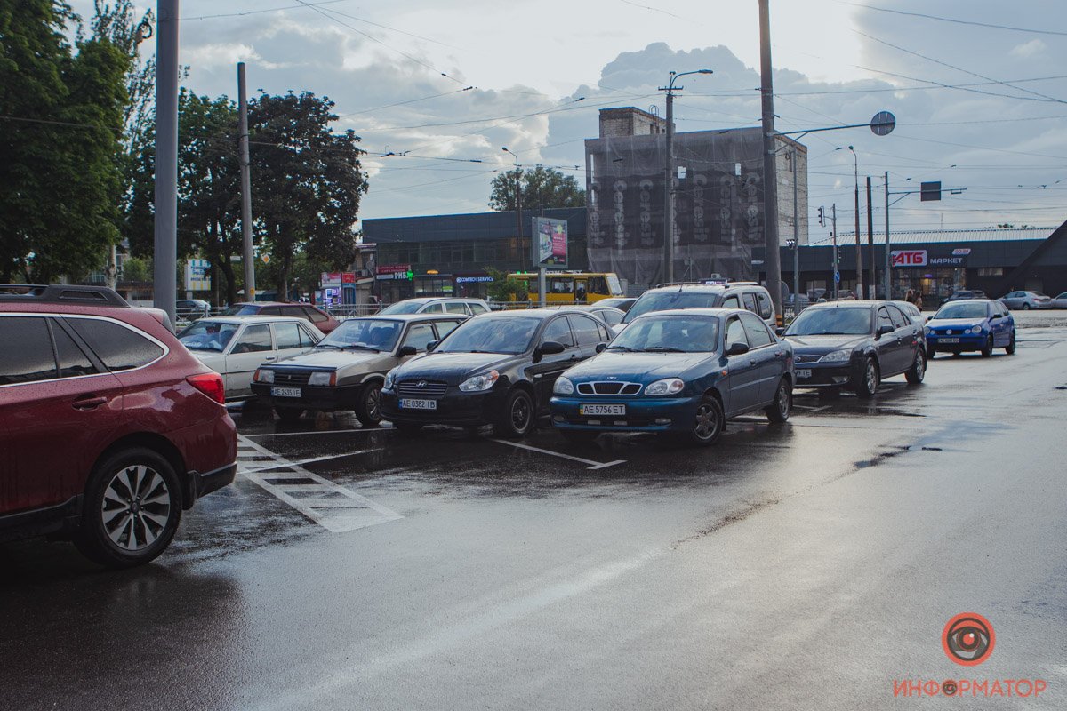 В Днепре на парковке ТРЦ NEO PLAZA по выходным показывают "Автокино": как прошел первый сеанс 11