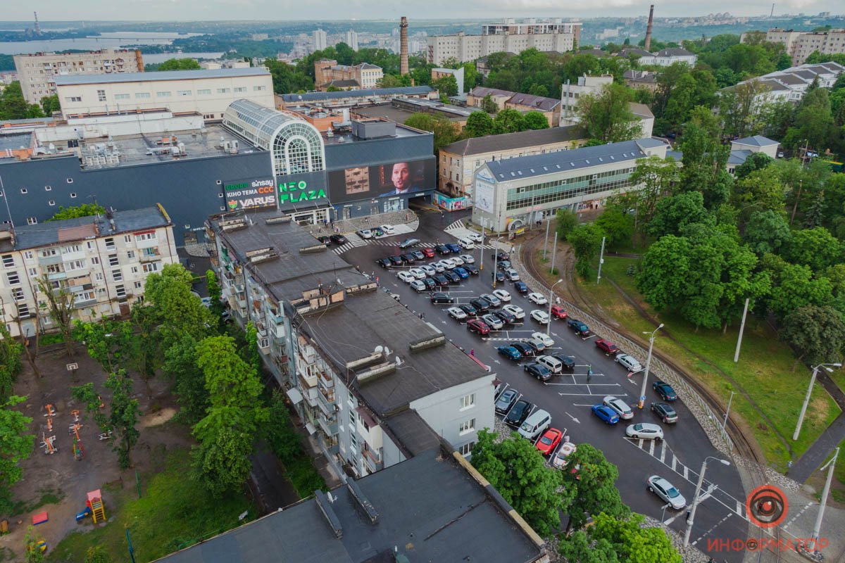 В Днепре на парковке ТРЦ NEO PLAZA по выходным показывают "Автокино": как прошел первый сеанс 12