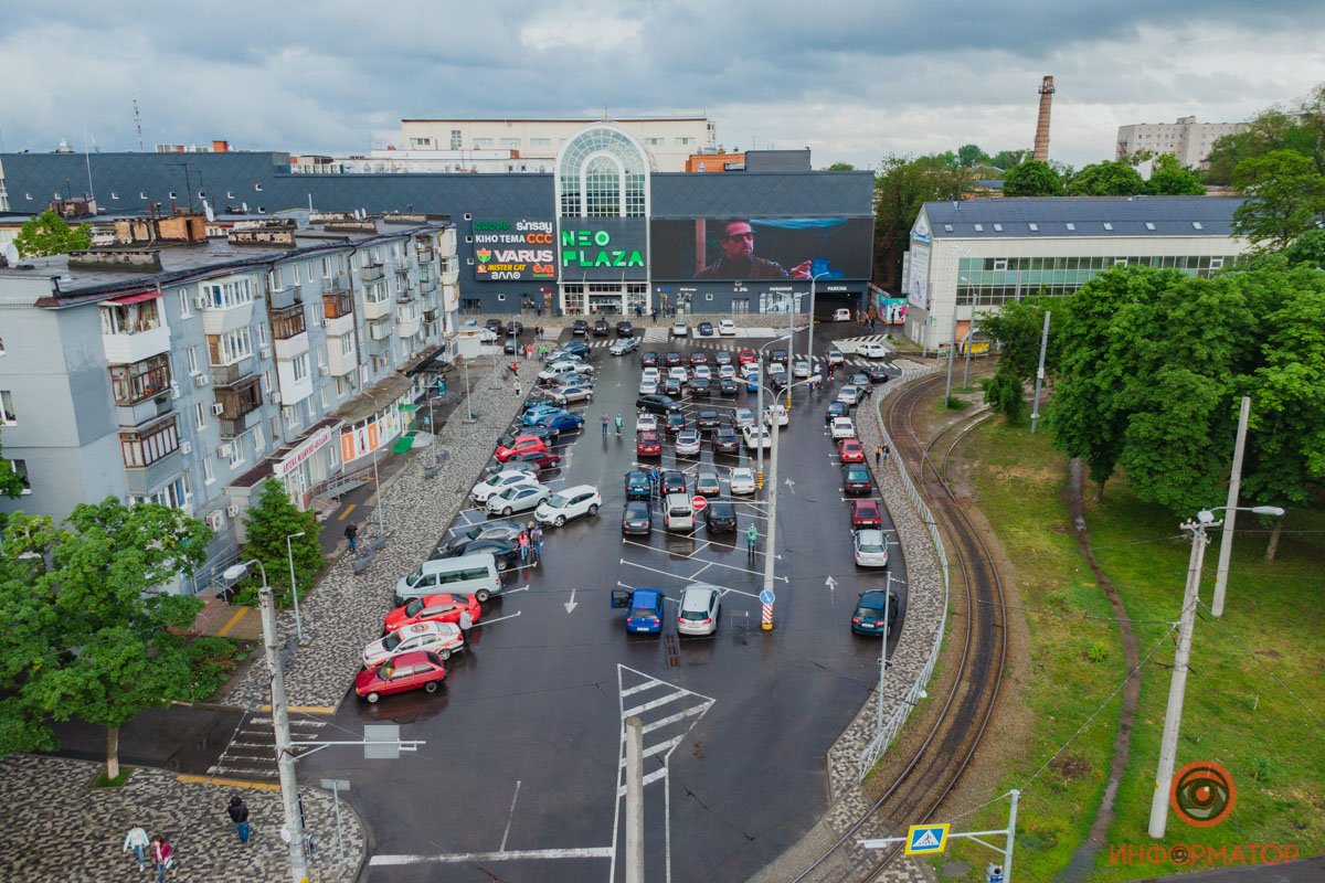 В Днепре на парковке ТРЦ NEO PLAZA по выходным показывают "Автокино": как прошел первый сеанс 13