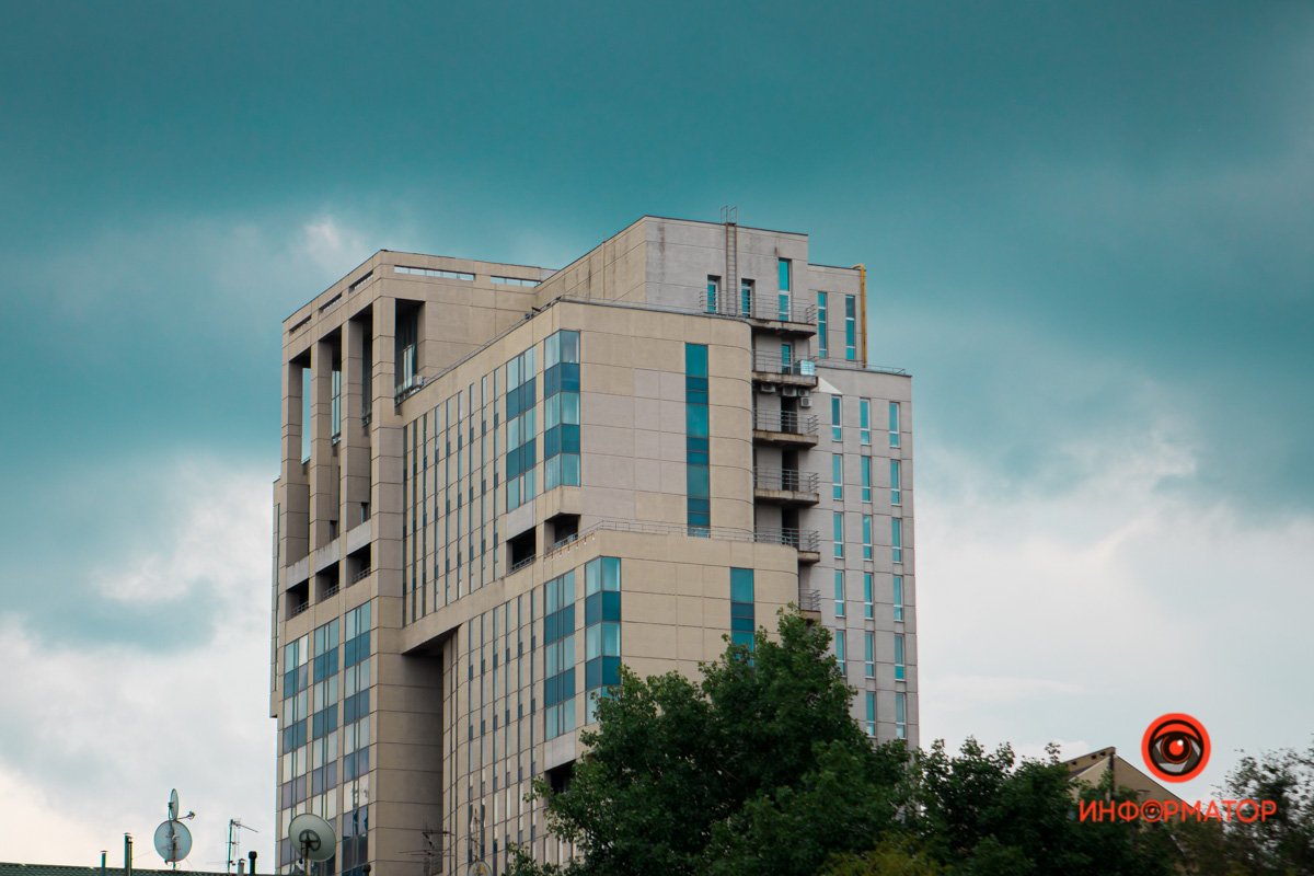 Небо разукрашено всеми оттенками серого