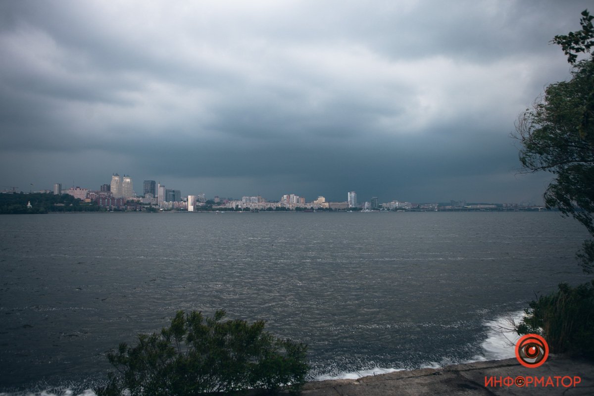 Как в Днепре прошел первый дождливый день лета 1