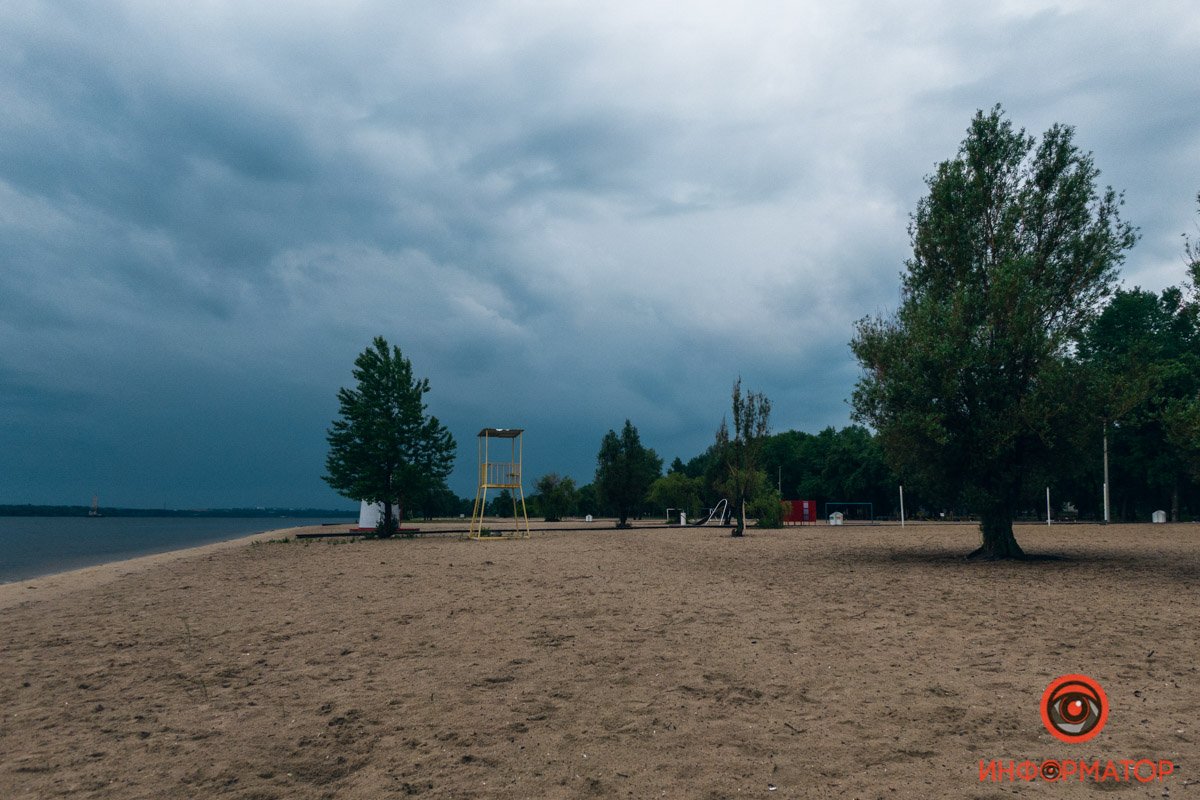 В Днепре пляжи готовы к летнему сезону, а погода - нет 17