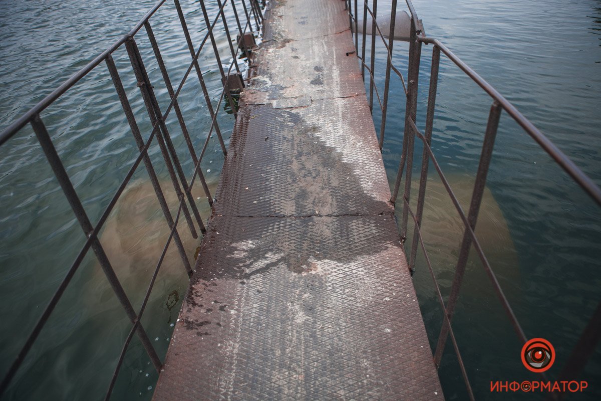 В Днепре уходит под воду мост через реку Шиянку 6