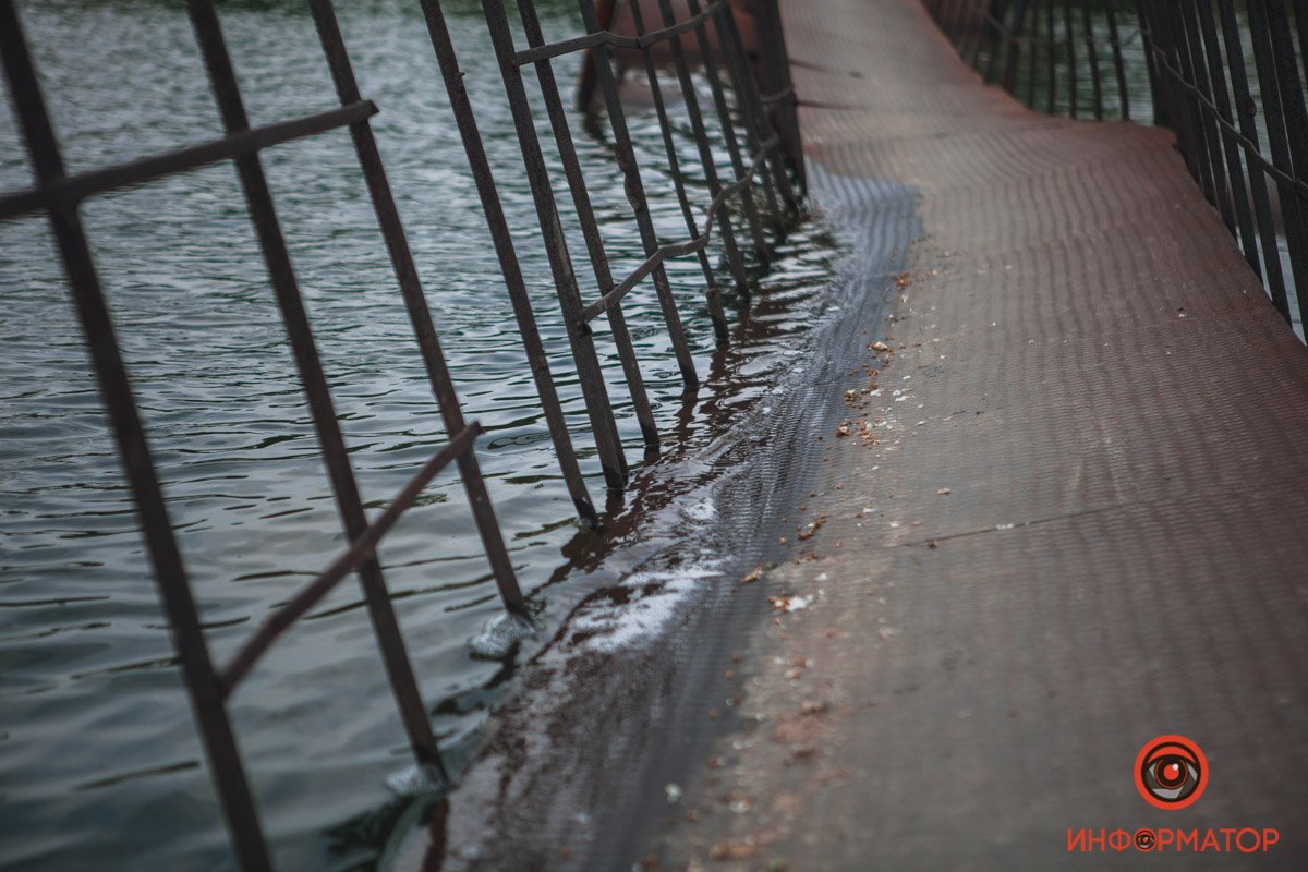 В Днепре уходит под воду мост через реку Шиянку 8