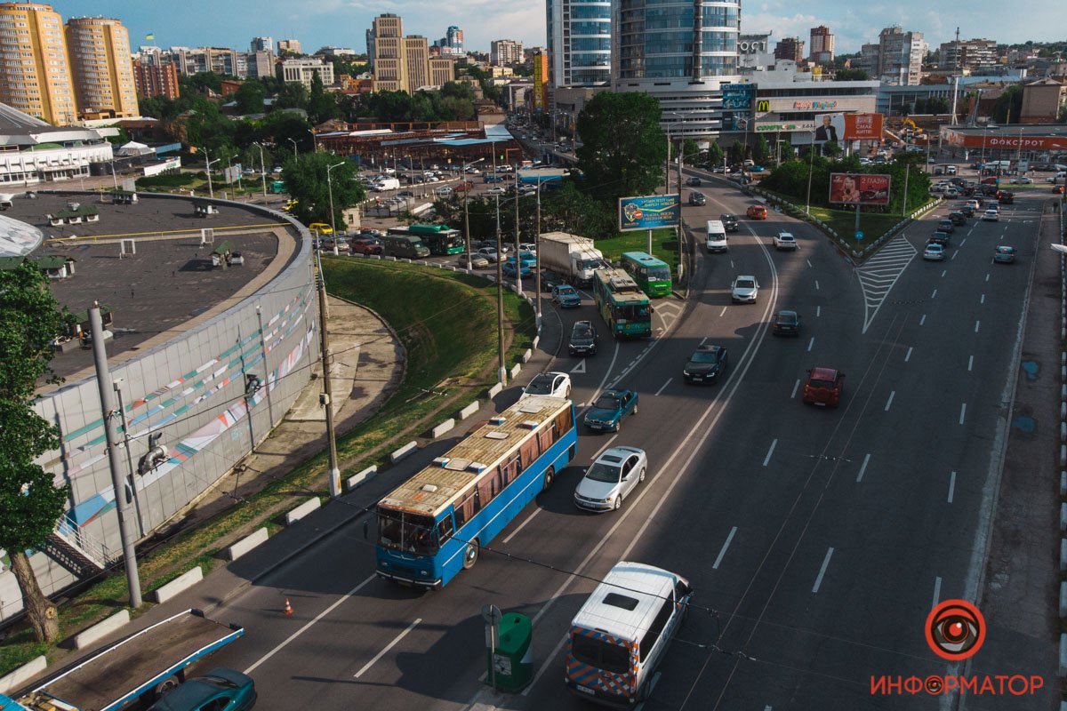 В Днепре на Новом мосту Toyota влетел в отбойник 3