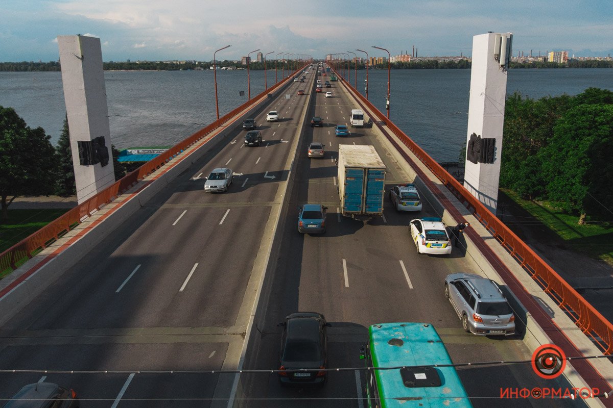 В Днепре на Новом мосту Toyota влетел в отбойник 4