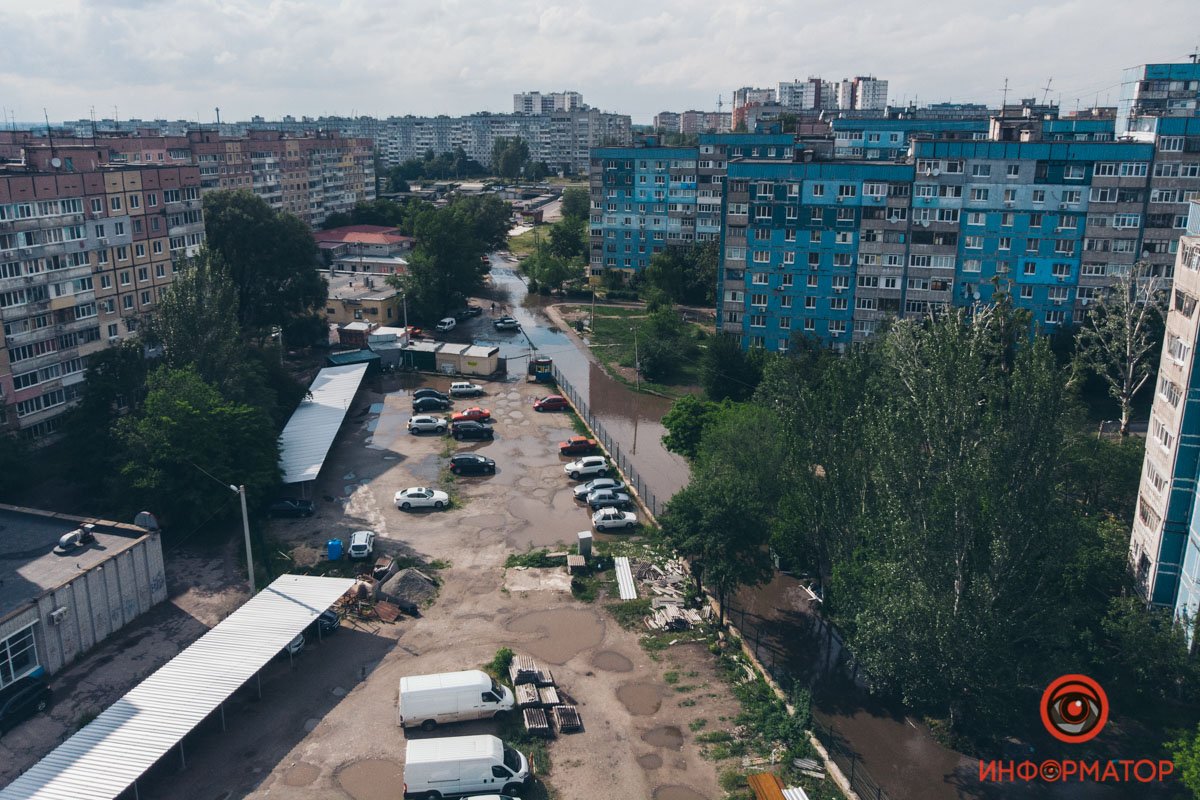 В Днепре после дождя затопило улицу на Левобережном 2
