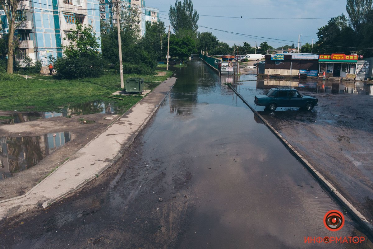 В Днепре после дождя затопило улицу на Левобережном 6
