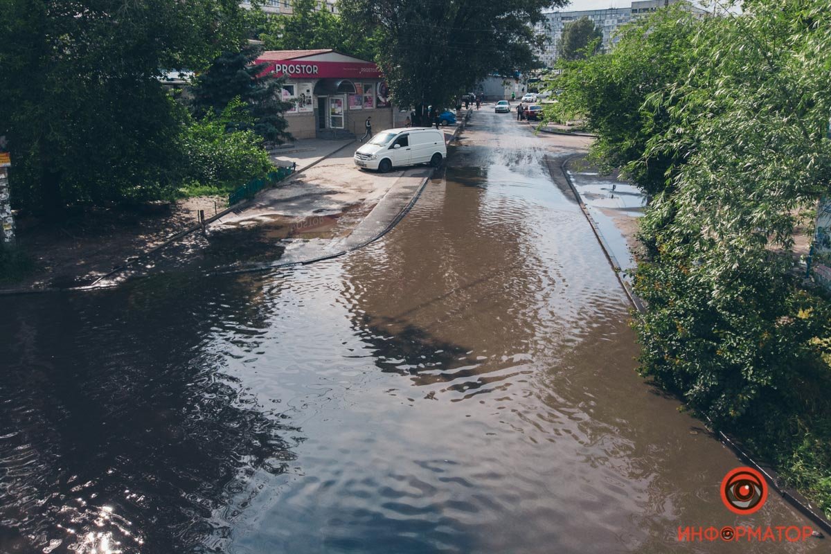 В Днепре после дождя затопило улицу на Левобережном 7