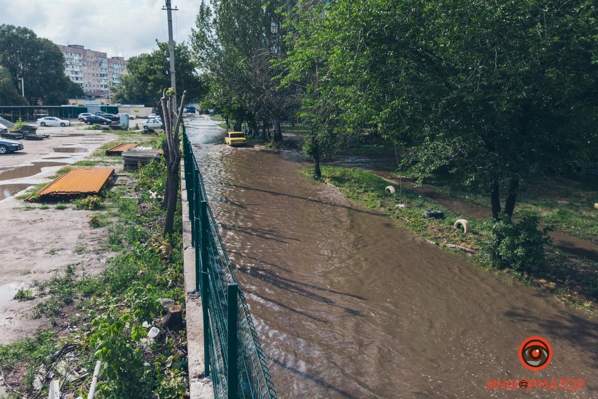 В Днепре после дождя затопило улицу на Левобережном 9