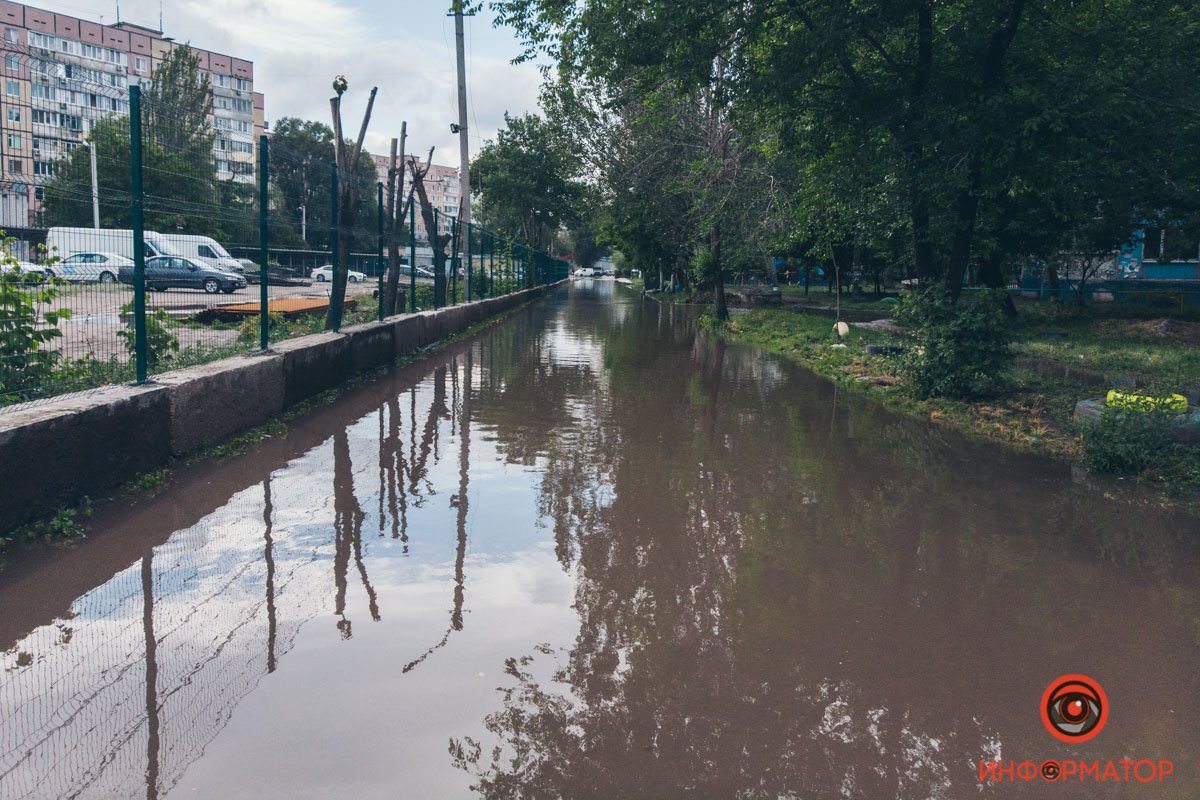 В Днепре после дождя затопило улицу на Левобережном 11