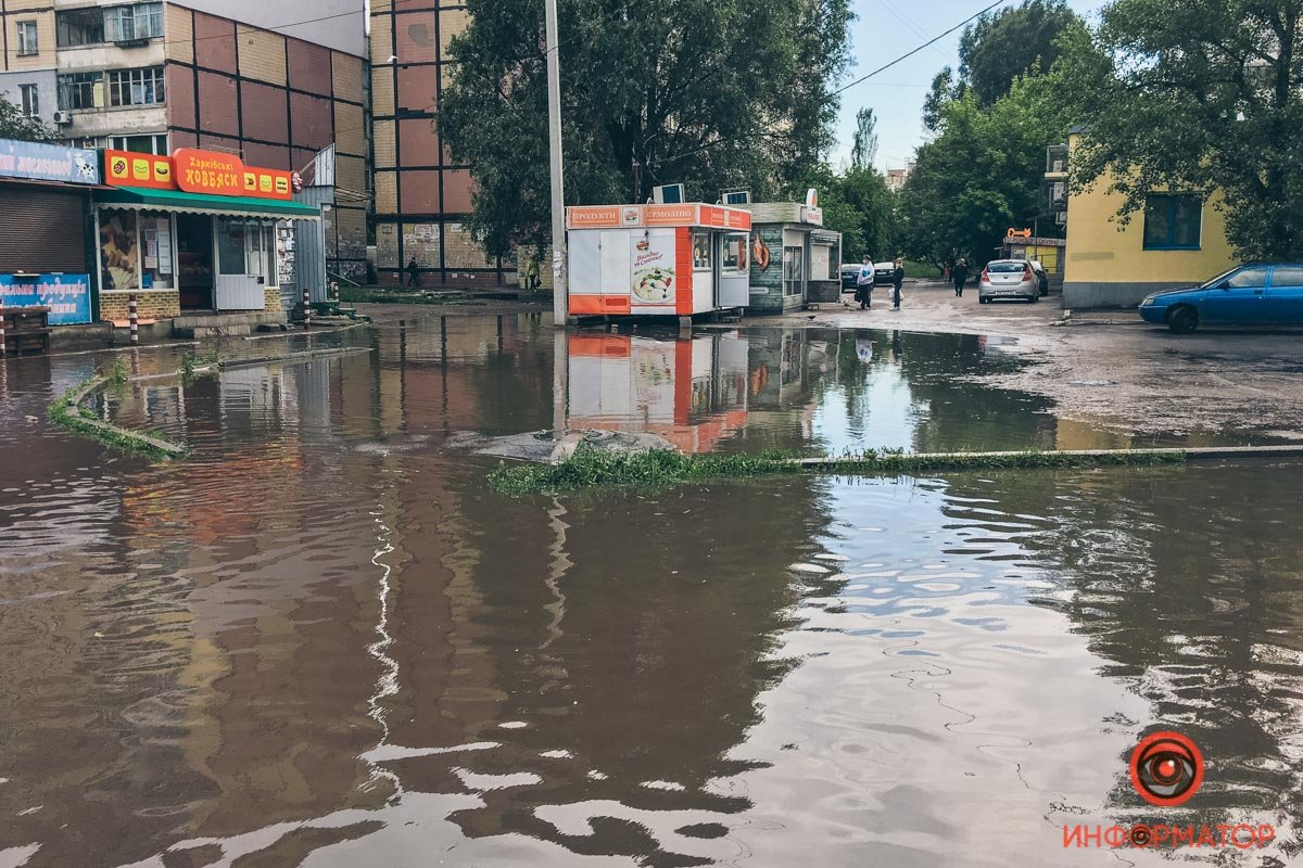 В Днепре после дождя затопило улицу на Левобережном 12