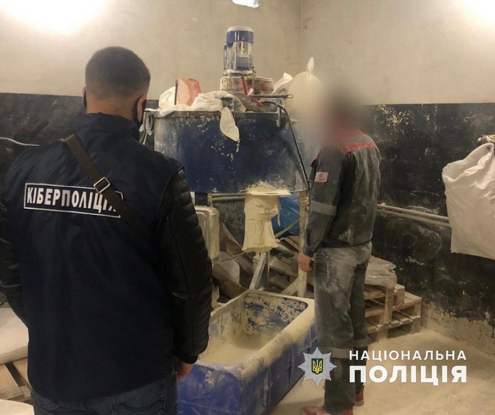 Штампуя на товарах торговые знаки известных украинских брендов, они продавали сырье для производства продуктов питания