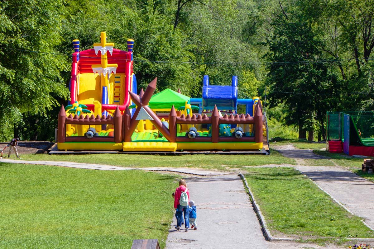 Аллея влюбленных, городок с аттракционами и зеленый лабиринт: как преображаются парки Днепра 4