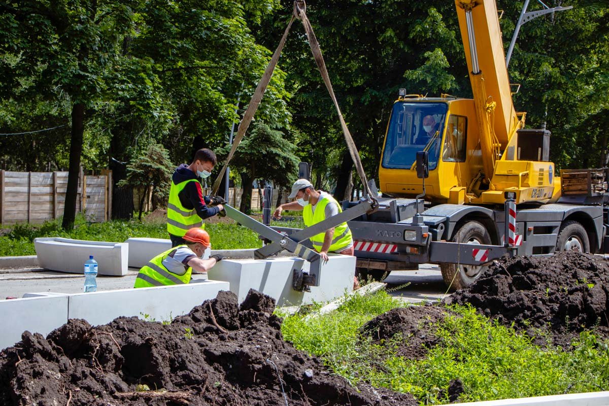 Аллея влюбленных, городок с аттракционами и зеленый лабиринт: как преображаются парки Днепра 9