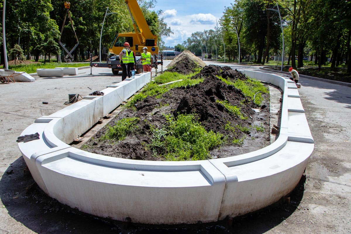 Аллея влюбленных, городок с аттракционами и зеленый лабиринт: как преображаются парки Днепра 11