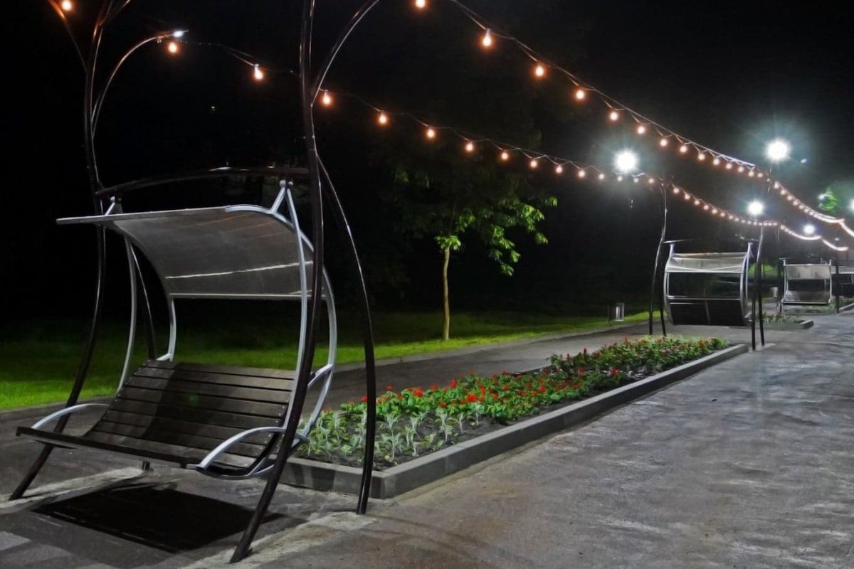 Аллея влюбленных, городок с аттракционами и зеленый лабиринт: как преображаются парки Днепра 14