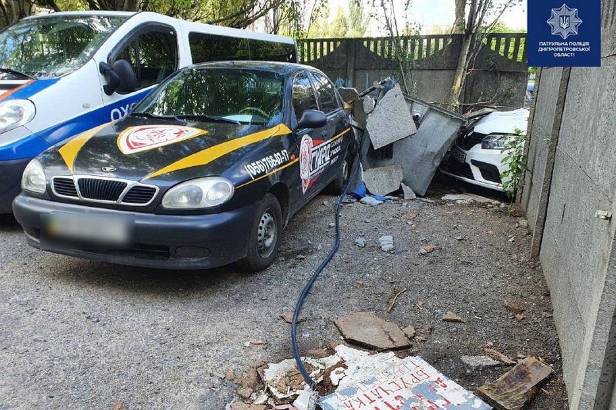 В Днепре на Березинской таксист Uber снес забор: пострадала беременная пассажирка 1