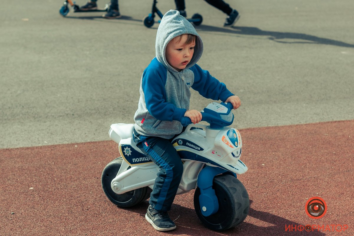 Следит за порядком на площадке Следит за порядком на площадке