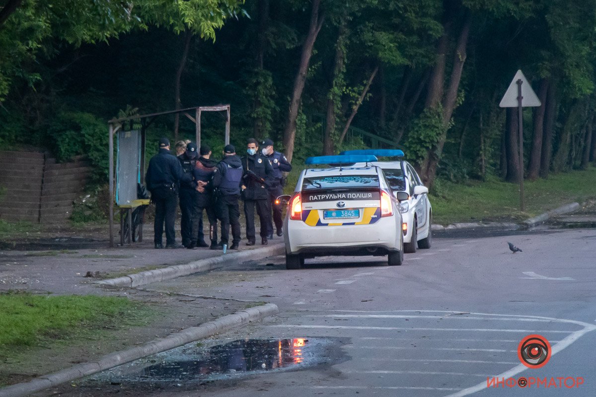 На остановке был замечен экипаж полиции с задержанным молодым человеком, руки которого были скованы наручниками