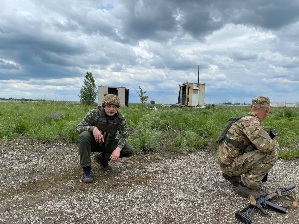 Мэр Каменского приехал к украинским защитникам в зону ООС 5