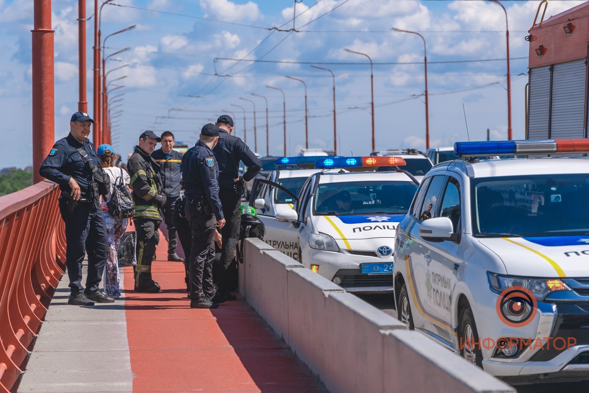 16-летняя девушка позвонила в полицию и сказала, что хочет прыгнуть с моста